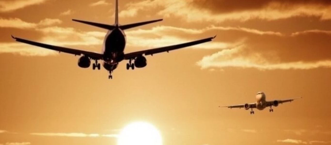 Μπουνιές στους αιθέρες των ΗΠΑ: Γυναίκα «έσπασε στο ξύλο» αεροσυνοδό (βίντεο)